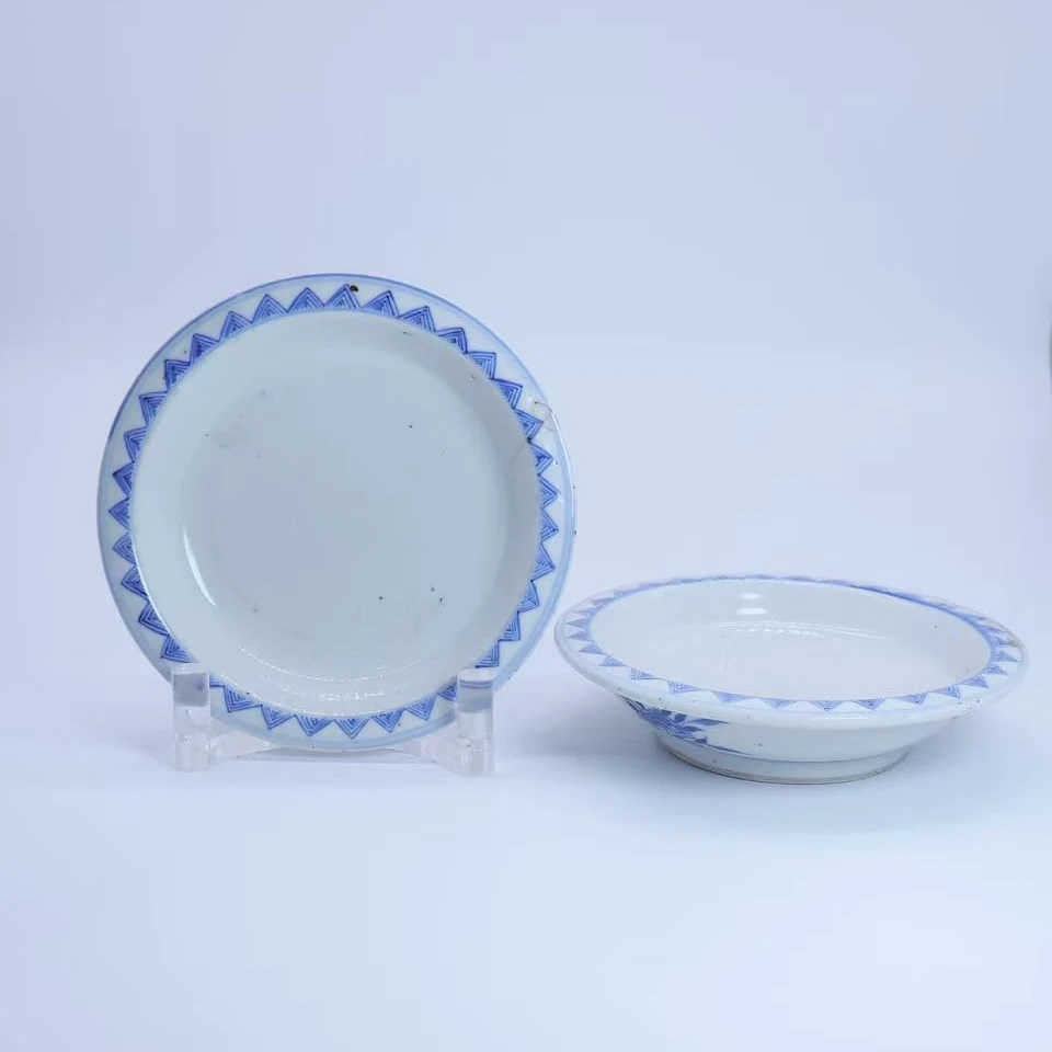 49: 清晚期青花花卉纹盆托一对