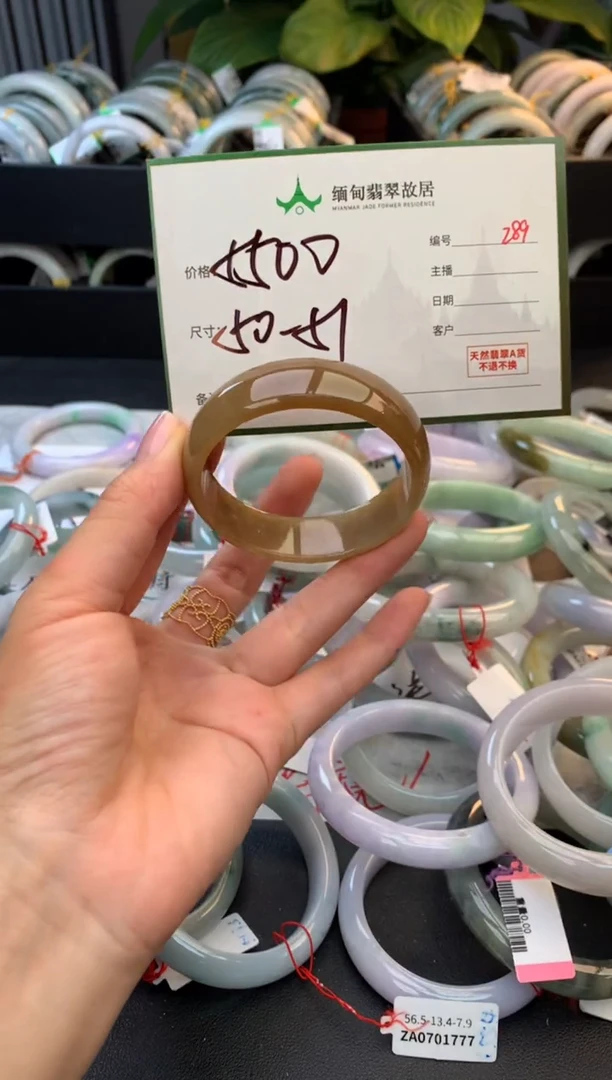 未镶嵌定制翡翠毛货需精细抛光+多人