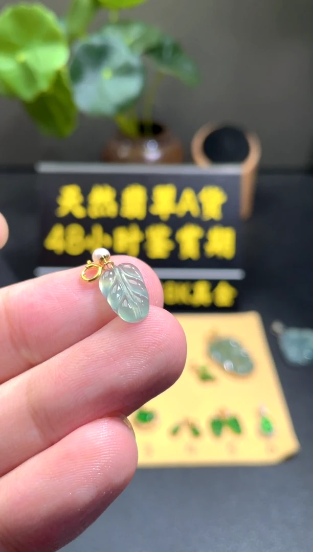 颈饰18K金镶嵌翡翠翡翠A货·