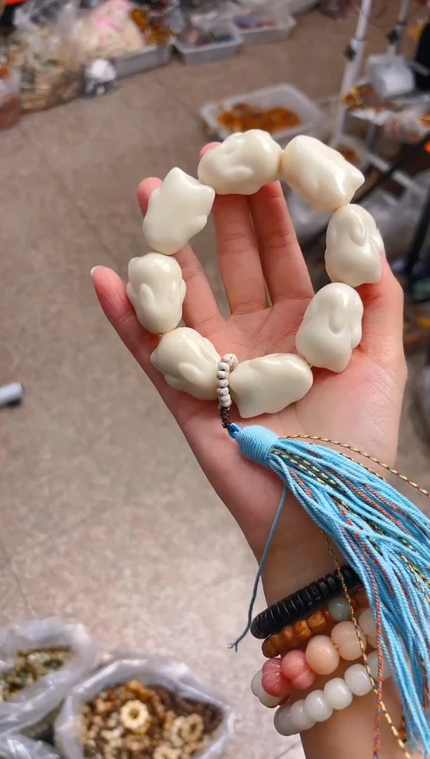 吊坠菩提根/象牙果大卡白色趴趴兔手持