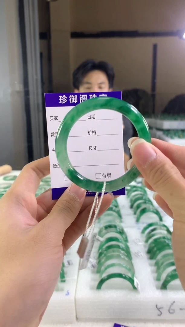 未镶嵌手镯石英质玉（非洲翠）小*牛1