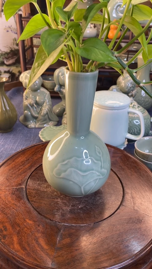 100037 青釉荷花小瓶（有黑点）瑕疵1只