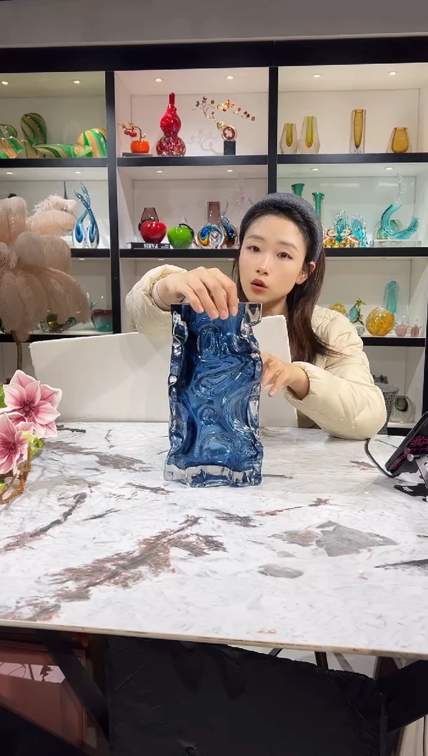 设计师款蓝色花瓶