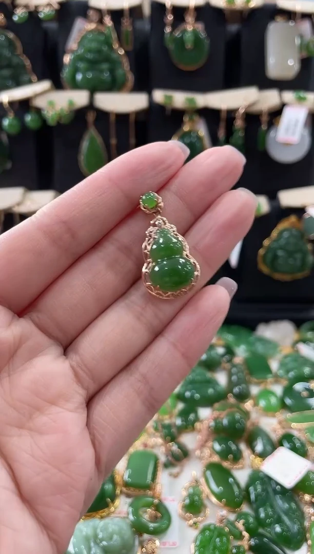 颈饰18K金镶嵌和田玉（碧玉）葫芦