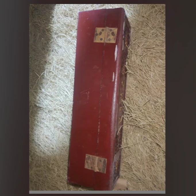 1个红色雕刻小和子带2个原子摆件链接