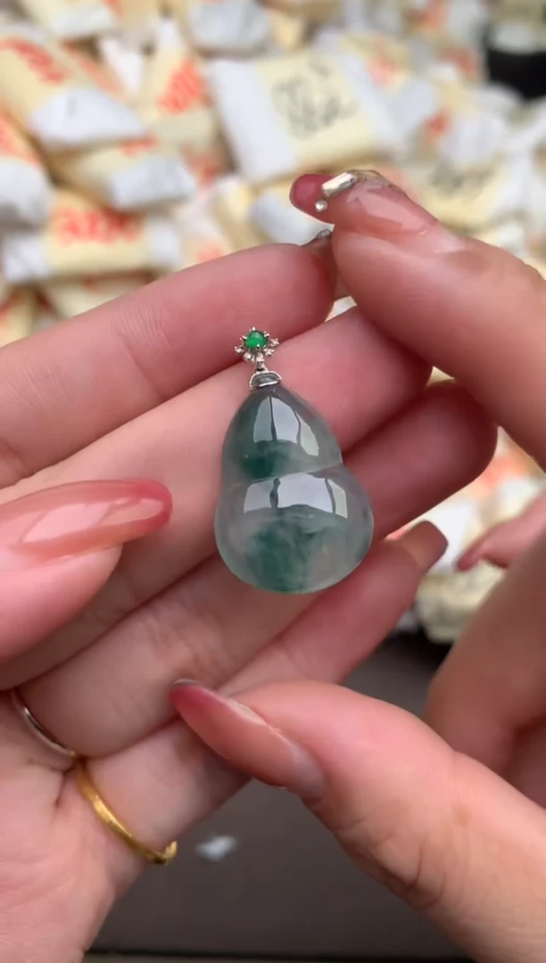 翡翠挂件18K金镶嵌—