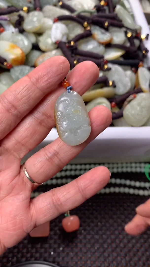 【闪购商品】和田玉颈饰未镶嵌多样性发货没有证书.拍一发一，有瑕