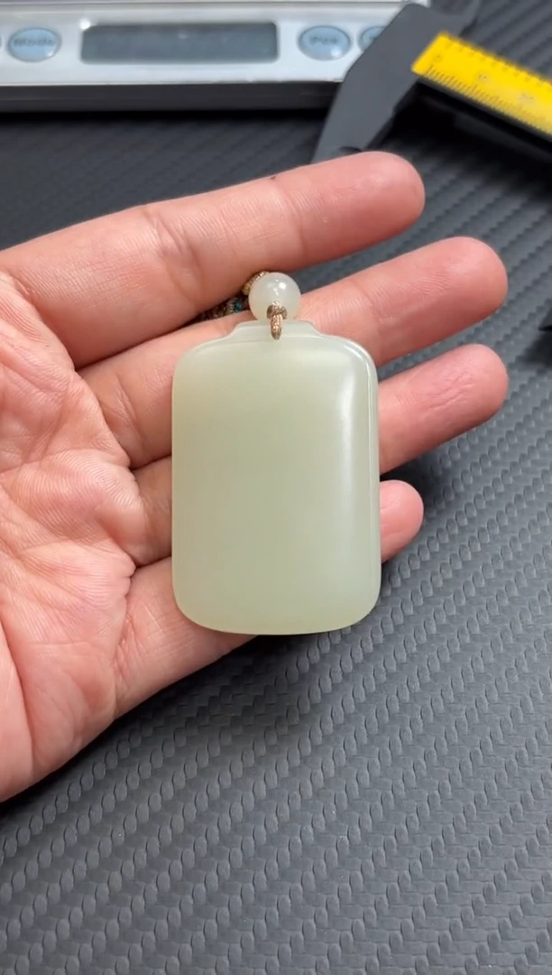 和田玉未镶嵌吊坠(赠链)且末微色差迪克兰一细吊坠