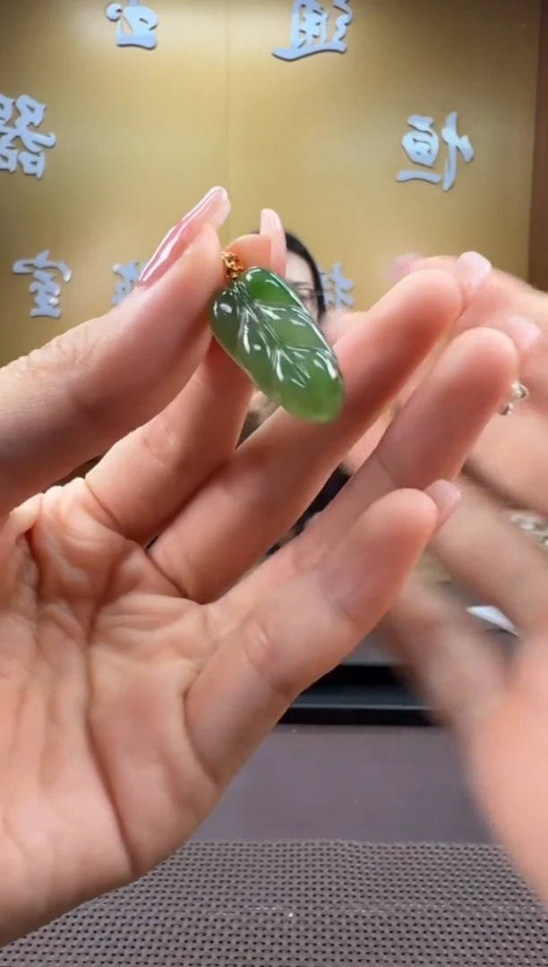 颈饰18K金镶嵌和田玉挂件