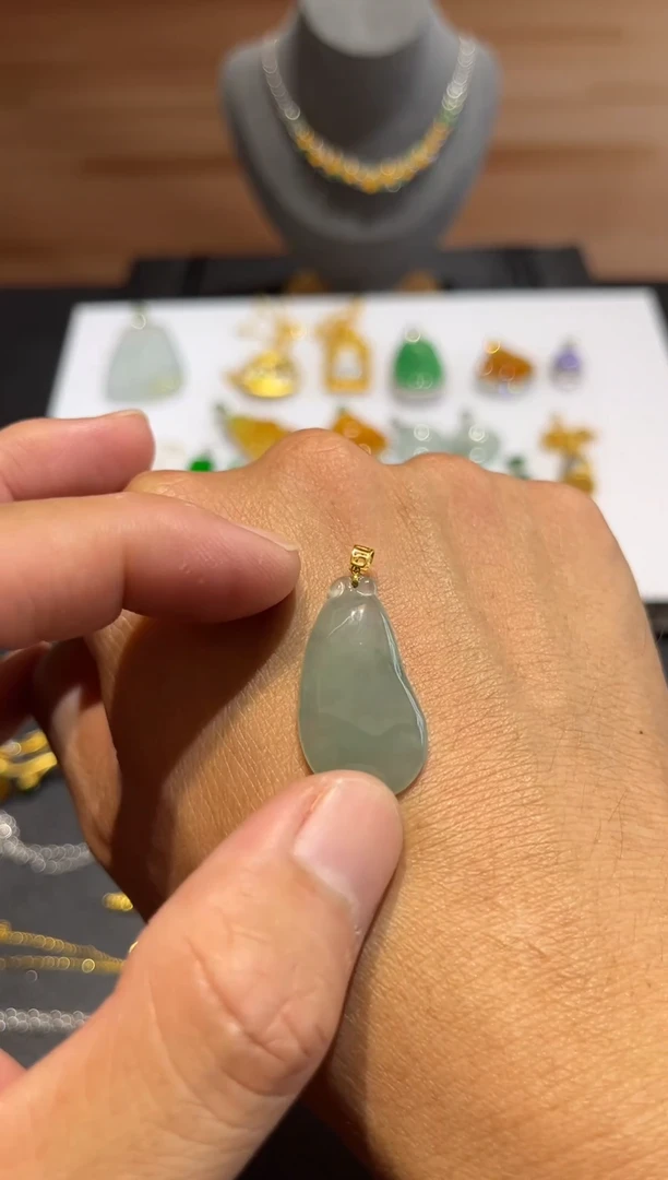 颈饰18K金镶嵌翡翠翡翠A货 闪购多样性