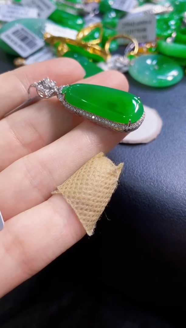 翡翠18K金镶嵌颈饰瓜