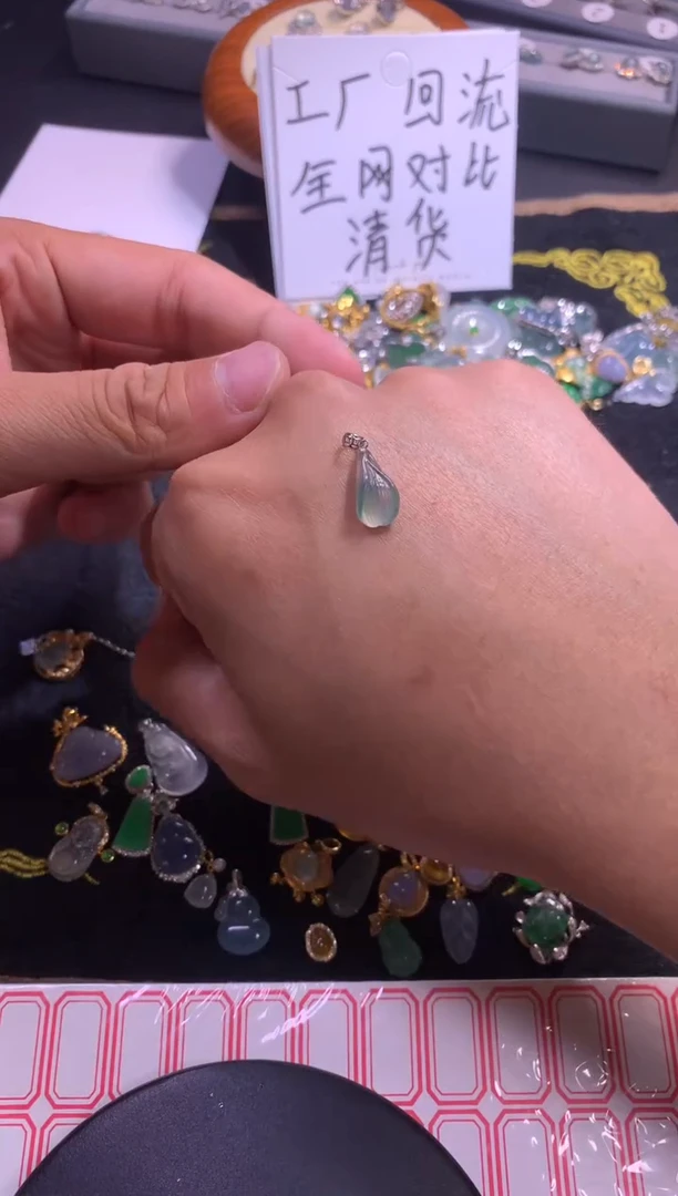 翡翠18K金镶嵌吊坠(不含链)1