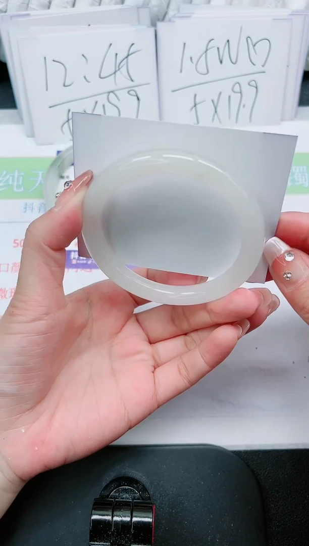 【闪购商品】石英质玉手镯未镶嵌220