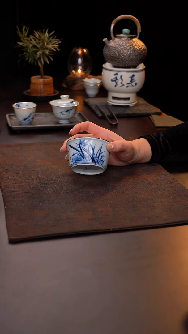 景德镇仿明青花手绘兰花建水