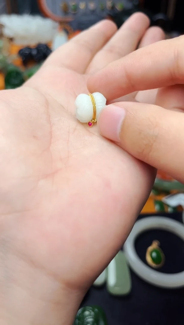 【闪购商品】和田玉颈饰18K金镶嵌并蒂莲