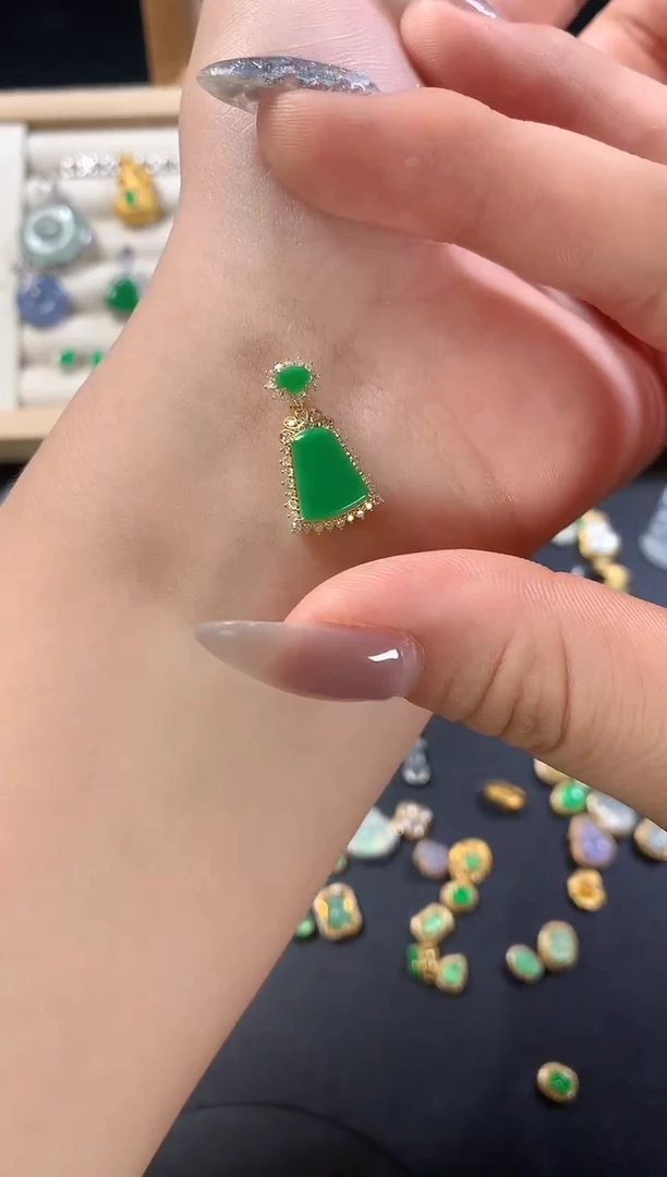 颈饰18K金镶嵌翡翠绿无事牌