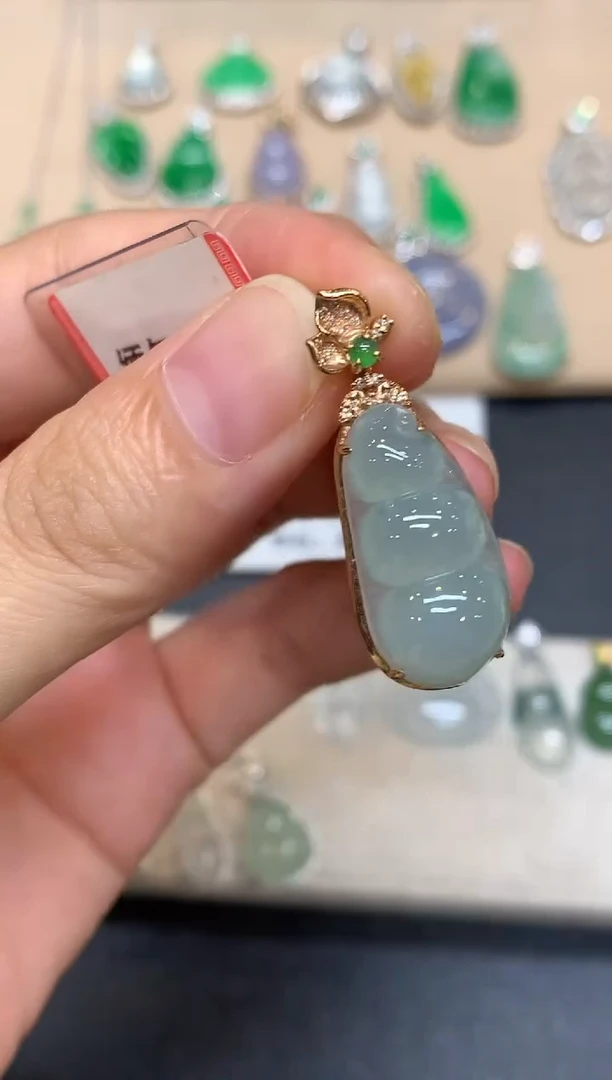 颈饰18K金镶嵌翡翠福豆【无服务费