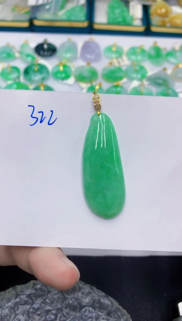 颈饰18K金镶嵌翡翠女**水翡翠