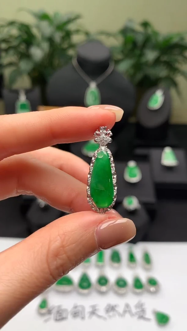 【闪购商品】翡翠颈饰18K金镶嵌绿福瓜