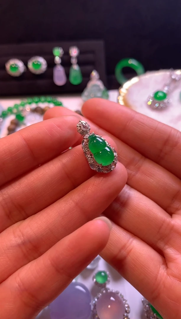 颈饰18K金镶嵌翡翠葫芦吊坠