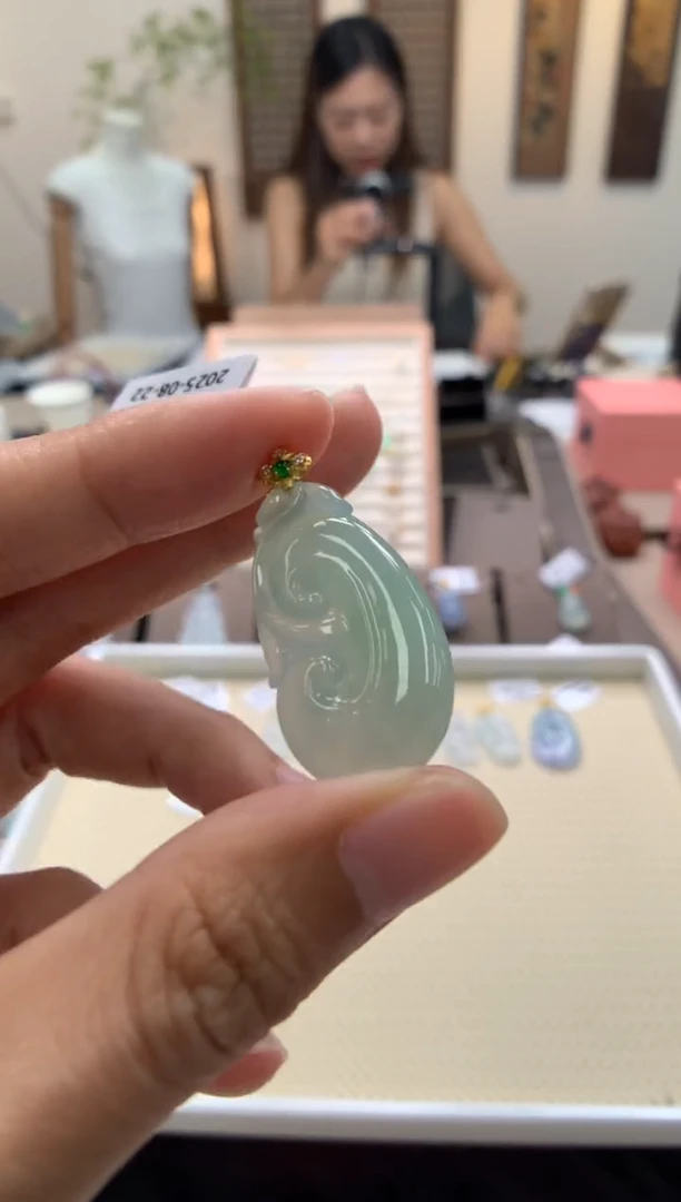 颈饰18K金镶嵌翡翠如意