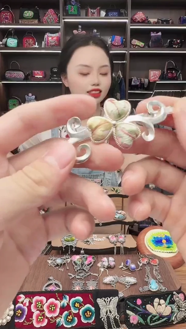 织绣41蒙阿苏苗绣传承旗舰店