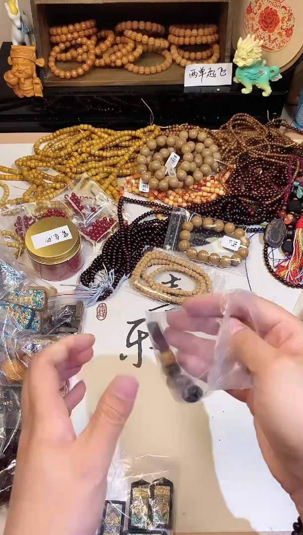 【闪购商品】非洲檀香吊坠五帝币平安颜色随机发