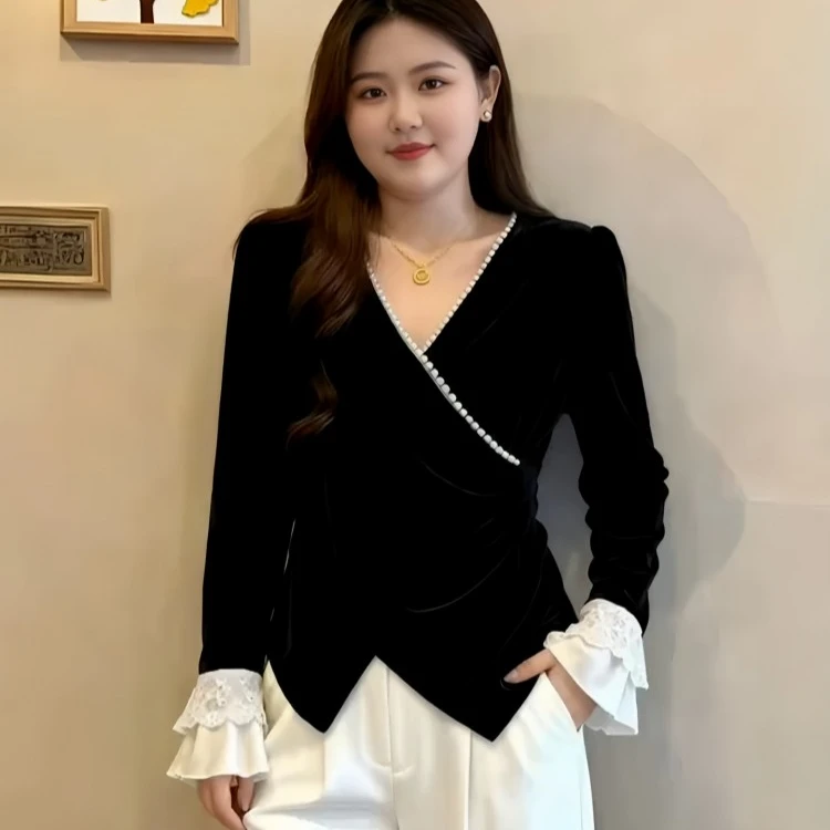 大码女装法式设计感v领钉珠黑色衬衫胖mm内搭打底衫蕾丝袖口上衣