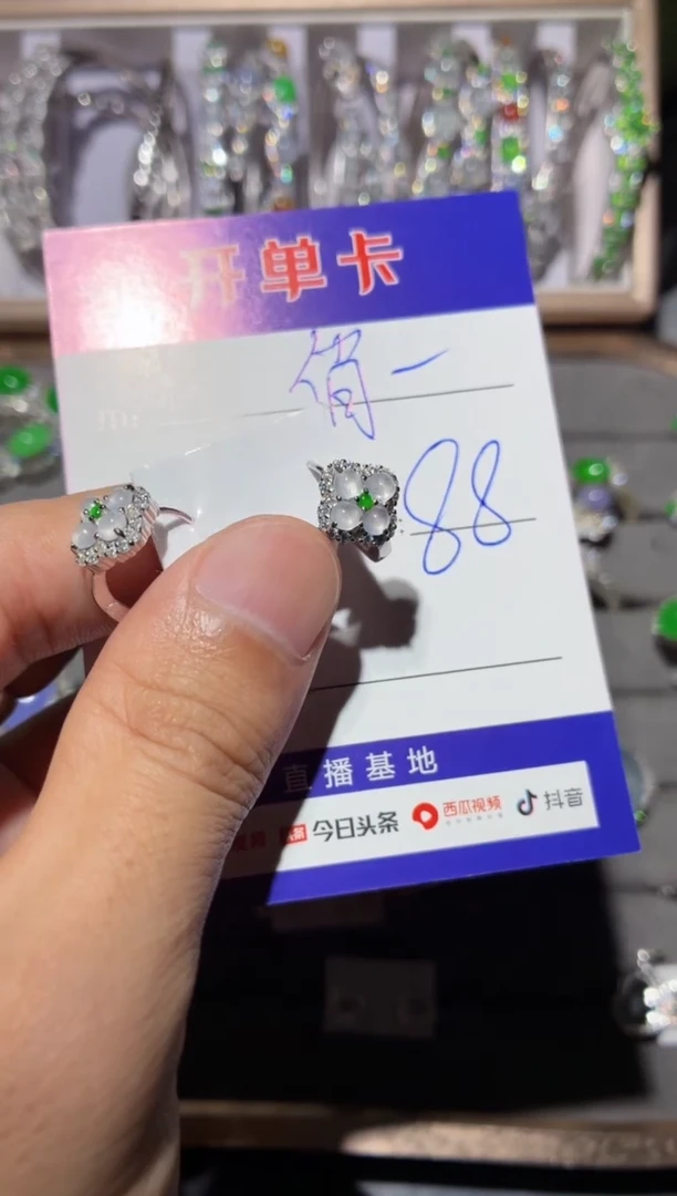 银S925镶嵌翡翠耳饰?***南俏色云南
