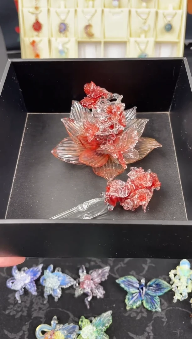 吊坠（赠链）玻璃布***萌红缨枪。莲花香坛