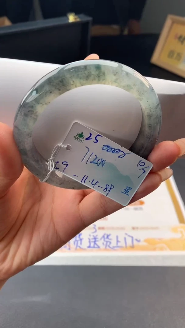 未镶嵌手镯翡翠自带#送人#，联系客服核对地址~