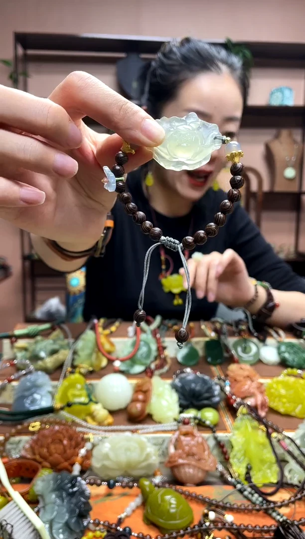 未镶嵌岫玉吊坠多样性发货发其中之一