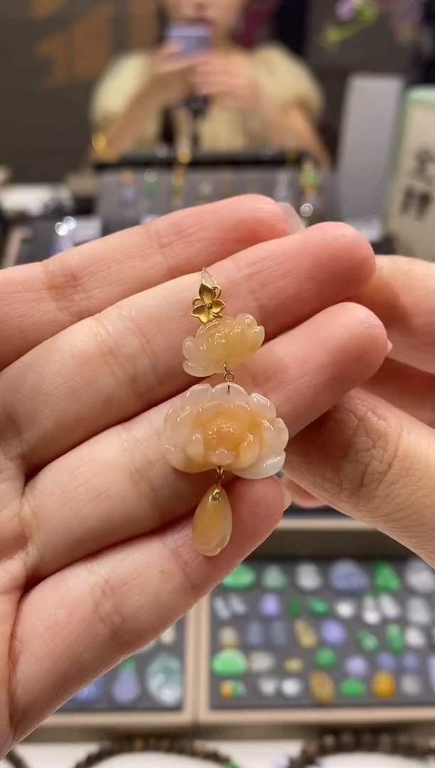 颈饰18K金镶嵌翡翠莲花