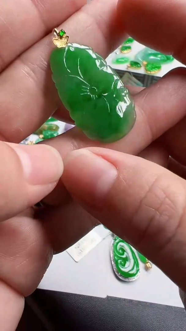 翡翠18K金镶嵌颈饰荷叶