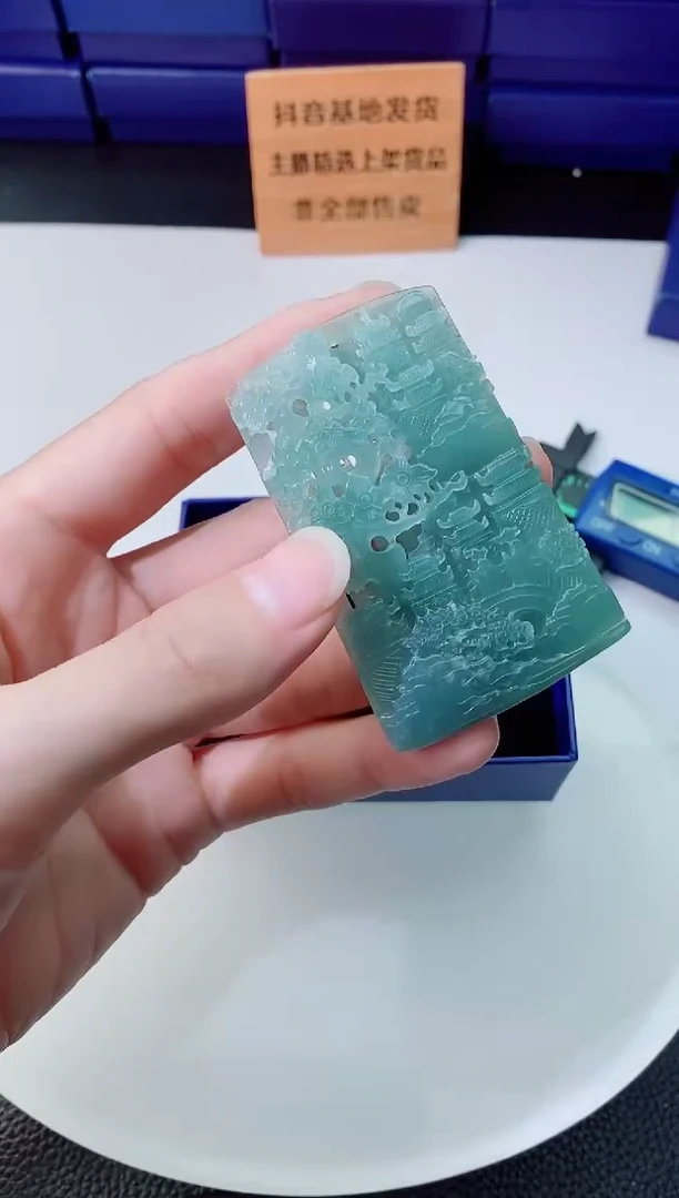 翡翠未镶嵌颈饰    `