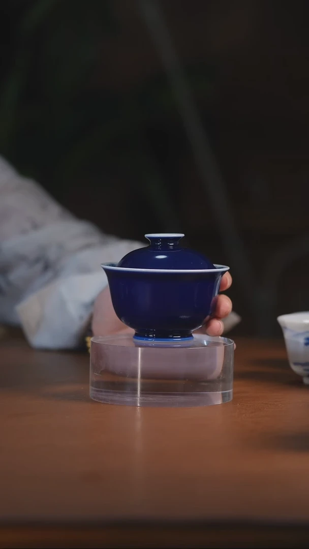 记蓝内绘八宝盖碗