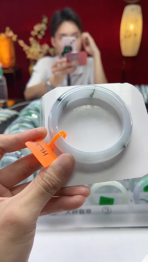 翡翠手镯未镶嵌翡翠1