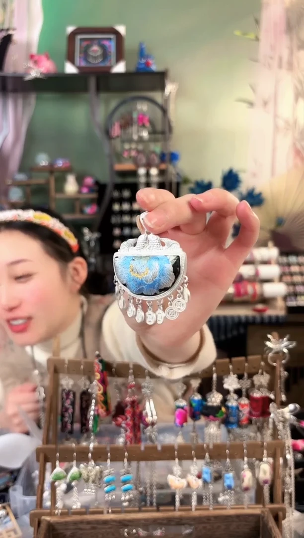 彩云南阁非遗老绣饰品610