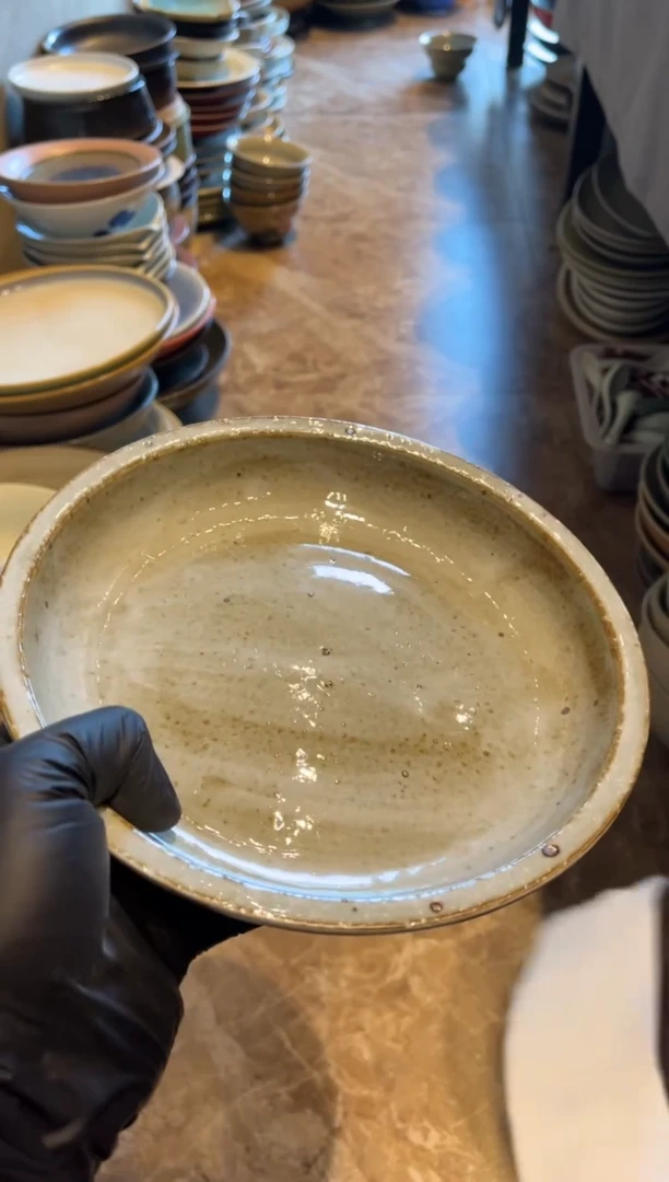 【闪购商品】瓷片373  微瑕麻点灰小平沿盘1个