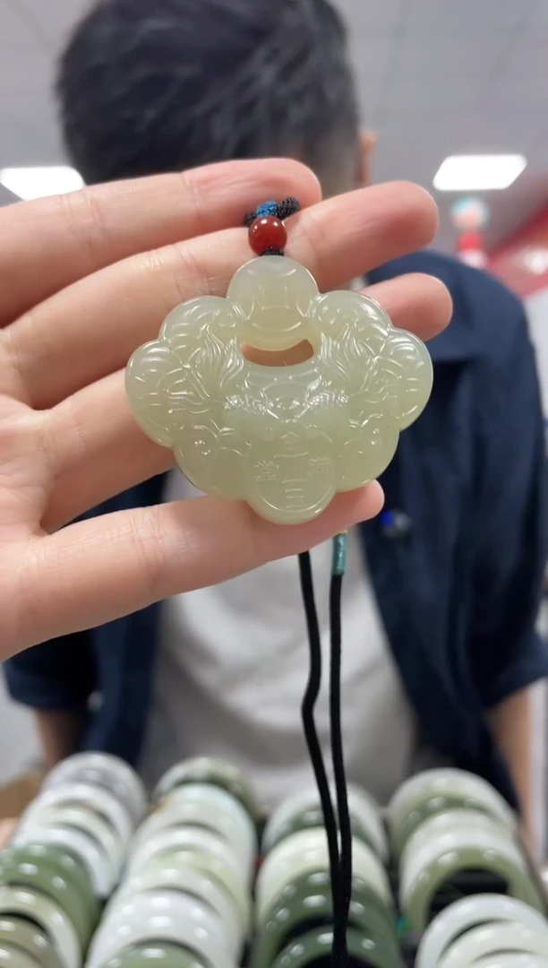 和田玉未镶嵌颈饰暖色如意平安锁挂件一件