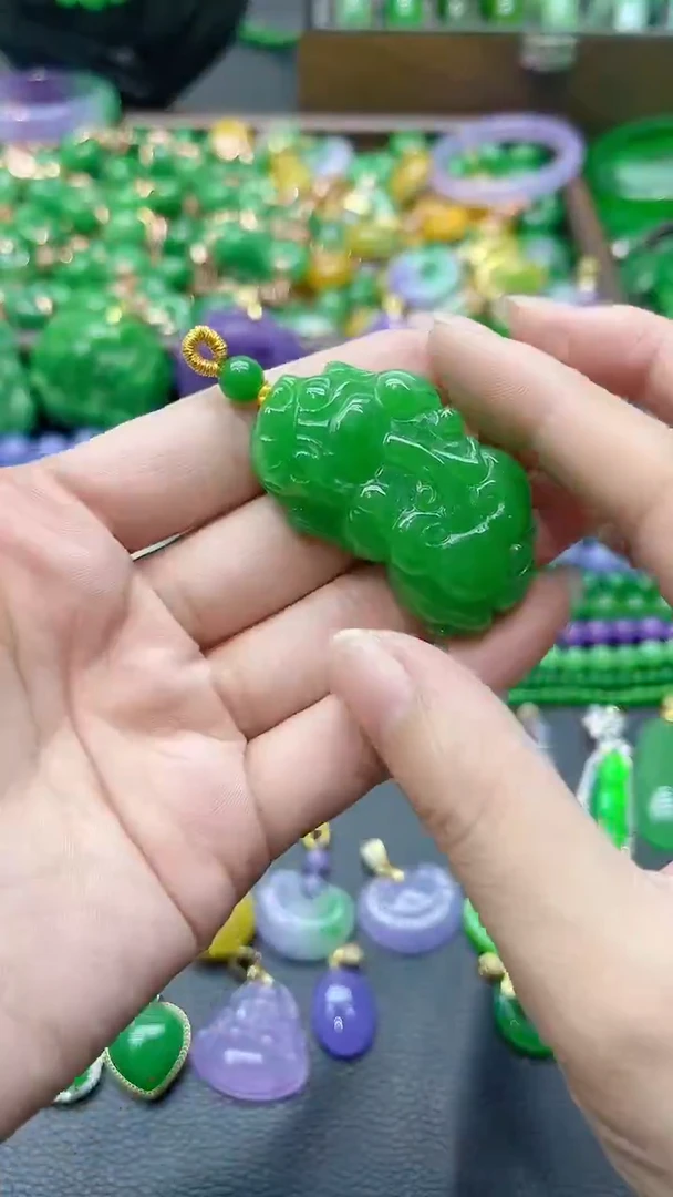 颈饰未镶嵌和田玉满绿大貔貅