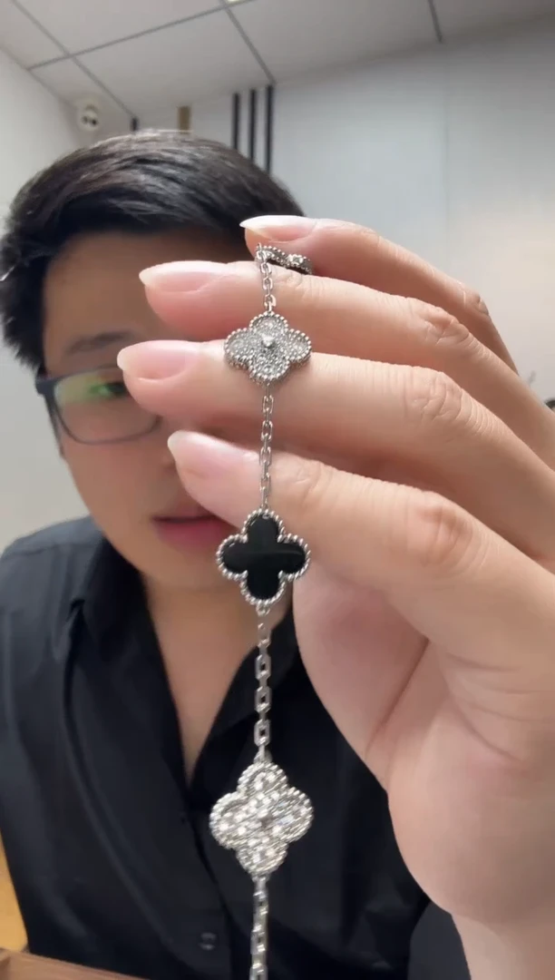 18K金镶嵌手链钻石熊猫手链