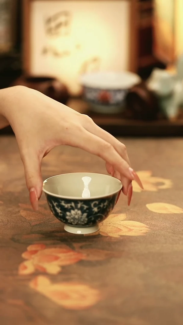 陶瓷二号釉蓝底缠枝莲主人杯