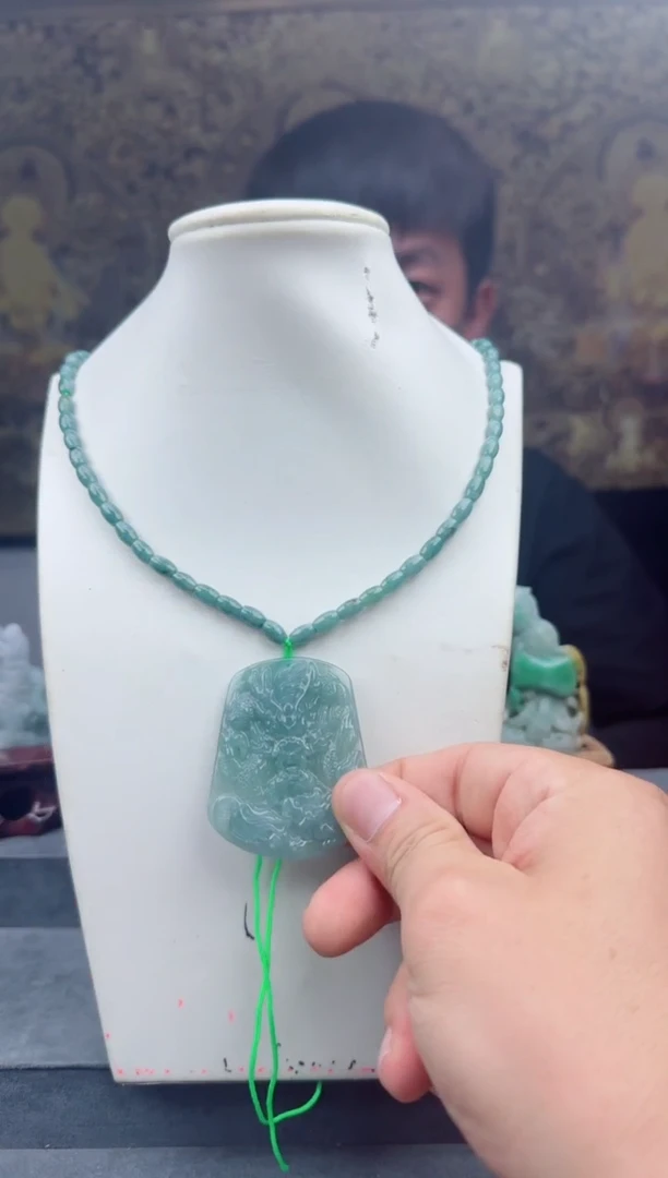 翡翠未镶嵌颈饰