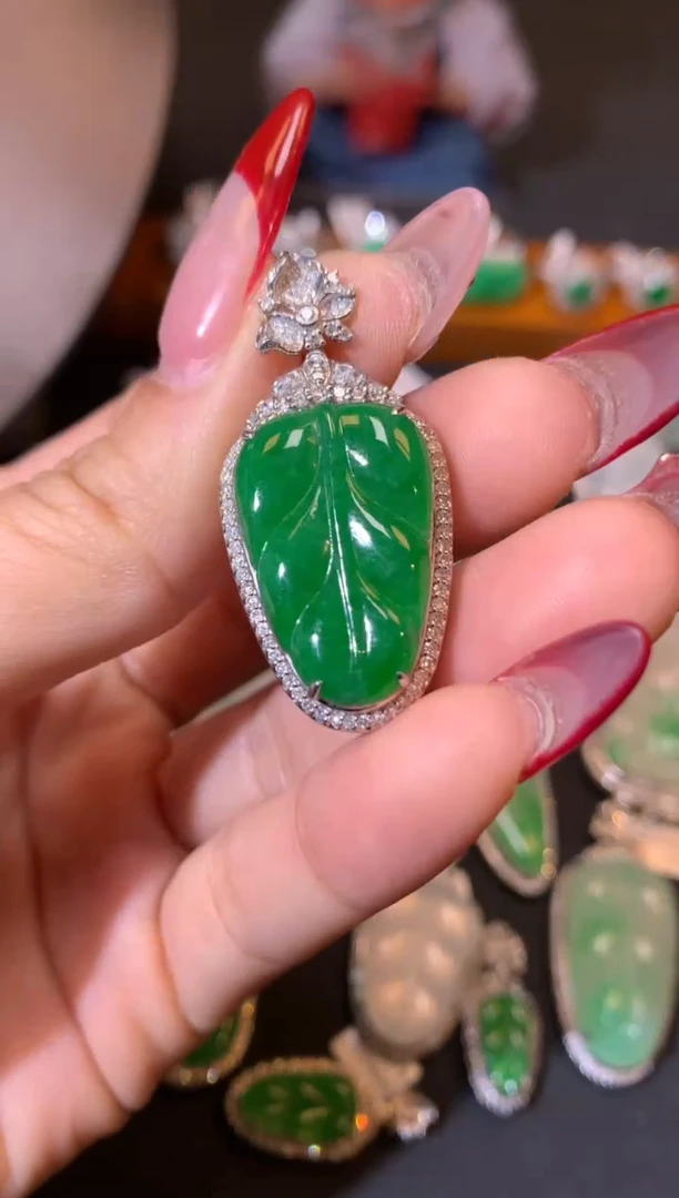 【闪购商品】翡翠吊坠(不含链)18K金镶嵌吊坠