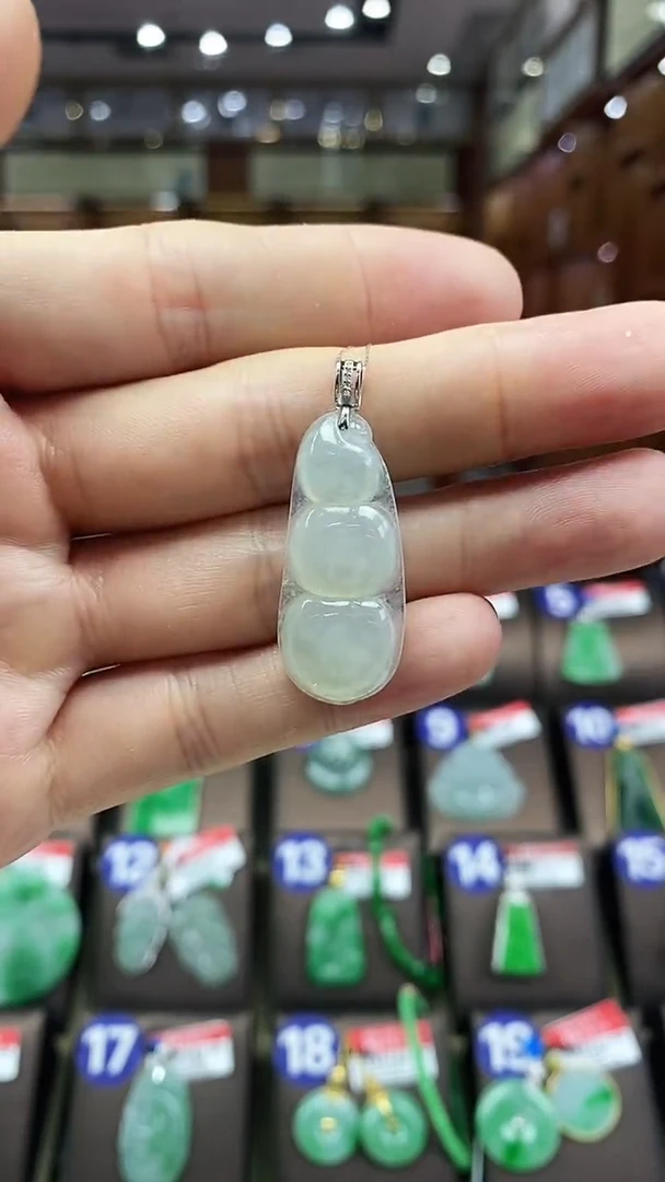 颈饰18K金镶嵌翡翠福豆1