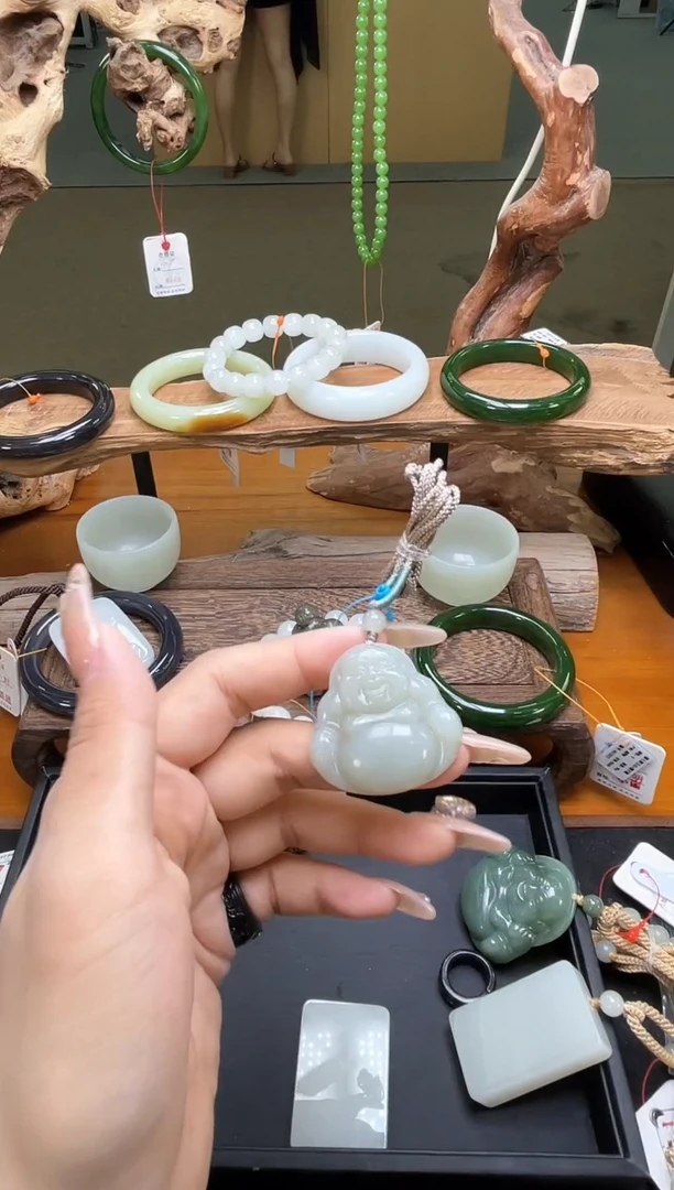 吊坠(不含链)未镶嵌和田玉且末青白 佛公 有瑕疵