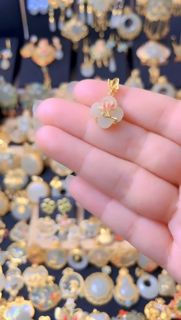 颈饰银S925镀金镶嵌和田玉蝶恋花荷花四叶草吊坠