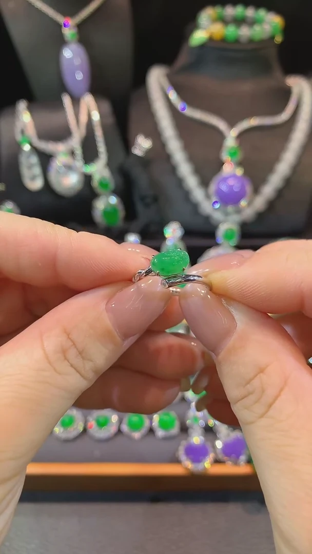 翡翠戒指18K金镶嵌戒指