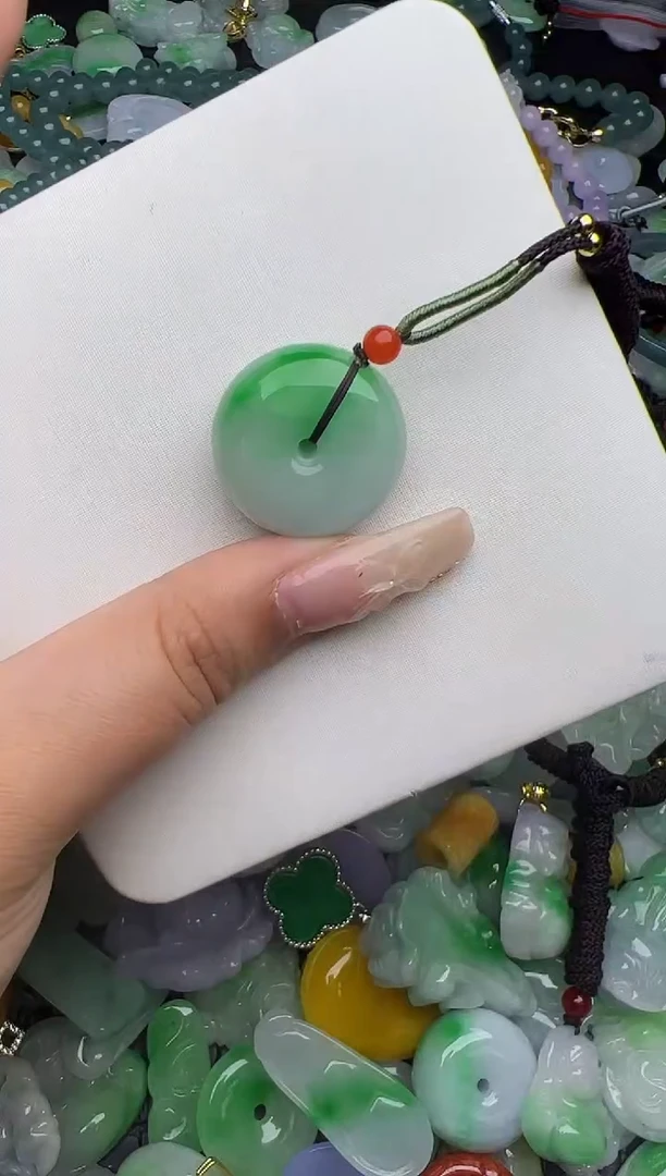 天然缅甸翡翠吊坠